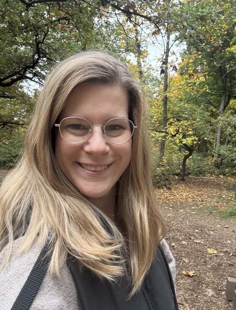 Bild von Karen Blömer, frontal, Hintergrund ist ein Wald.
