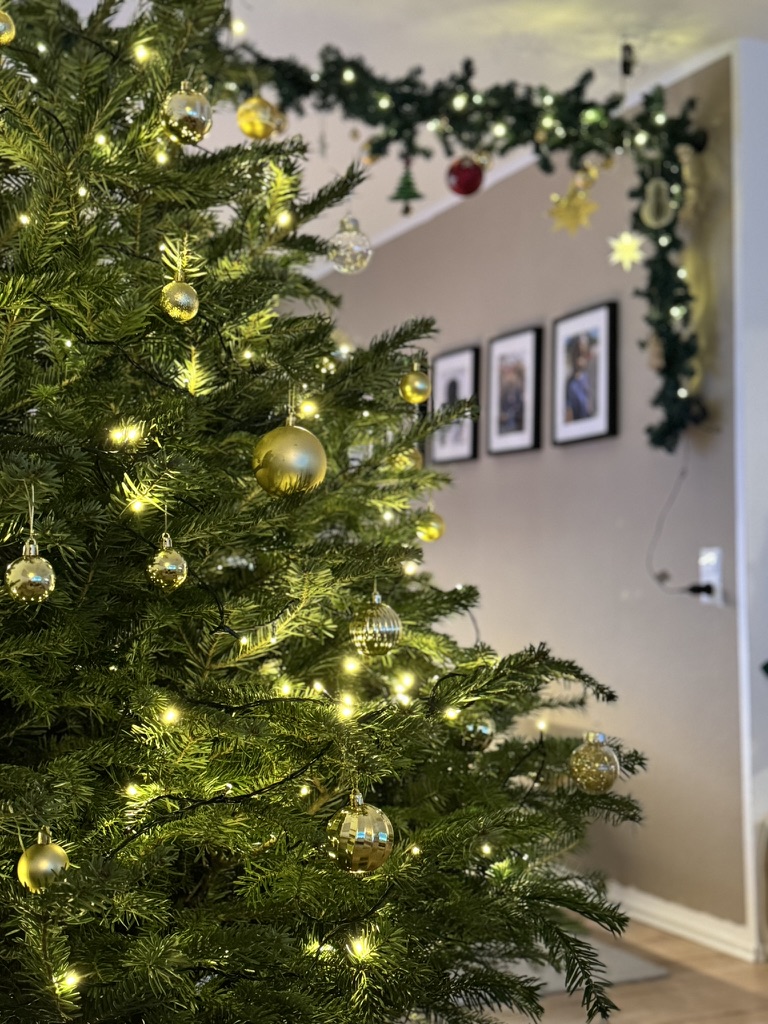 Weihnachtsbaum und Girlande beleuchtet