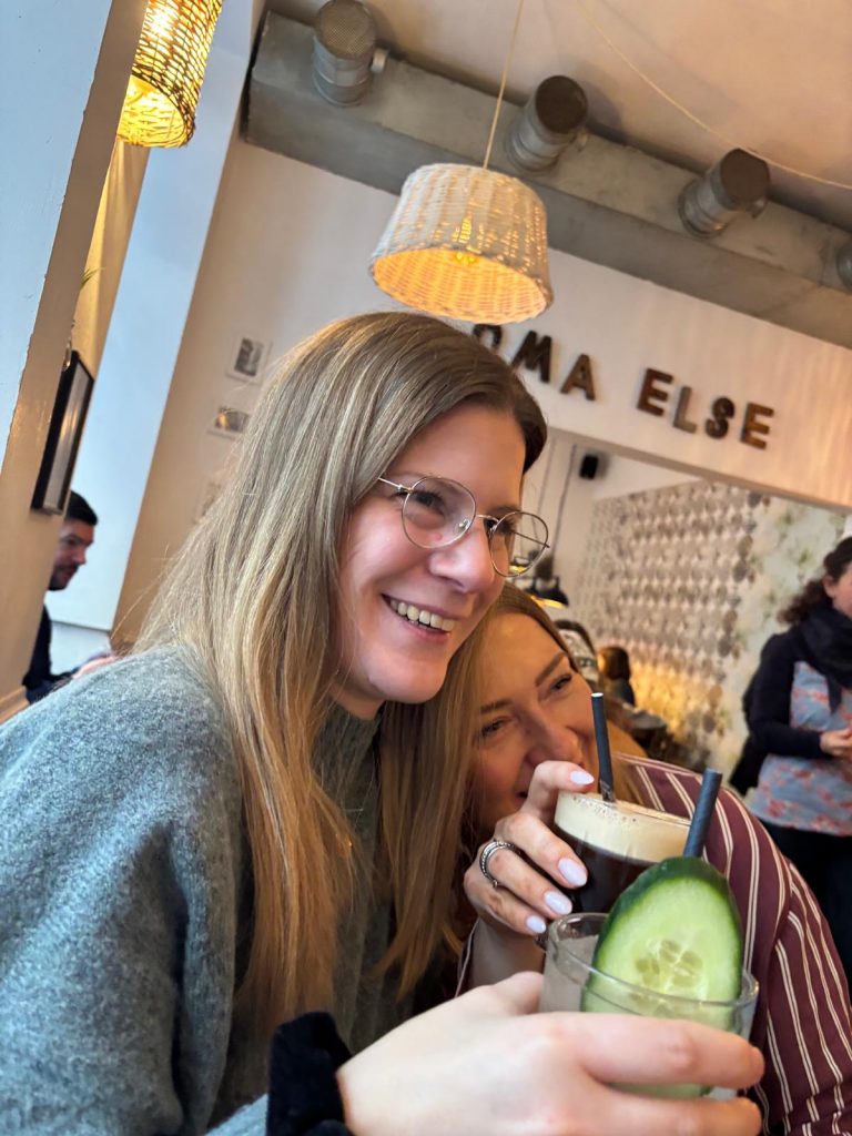 Karen mit einer Freundin in einem Restaurant am lachen.