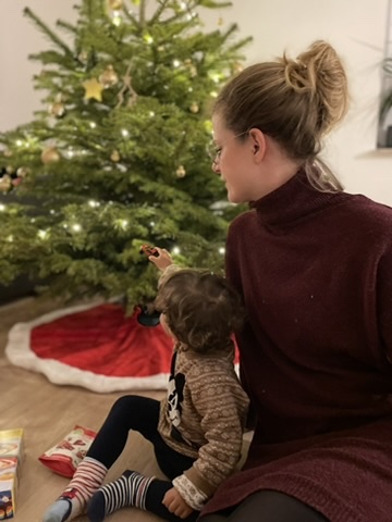 Karen mit ihrem Sohn vor dem Weihnachtsbaum.
