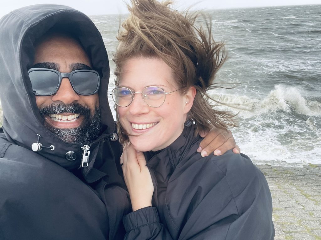 Karen mit ihrem Mann an der Nordsee im Sturm.