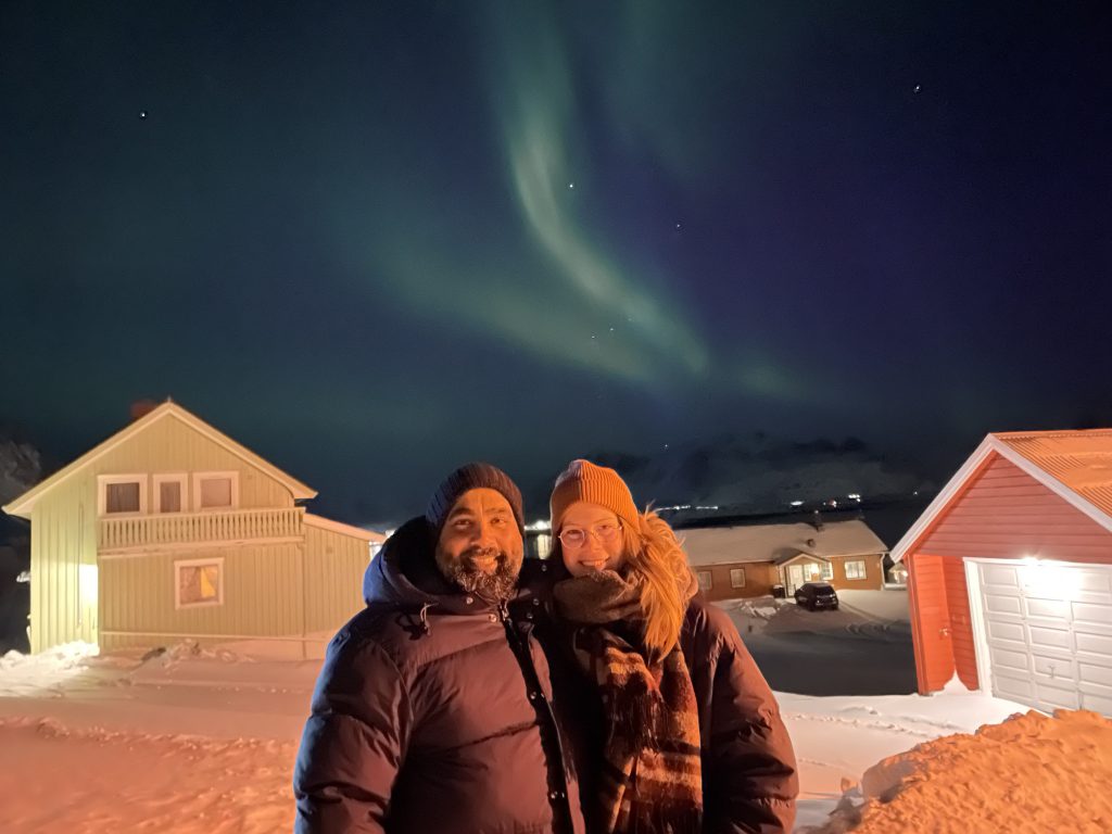 Karen und ihr Ehemann mit den Nordlichtern im Hintergrund.