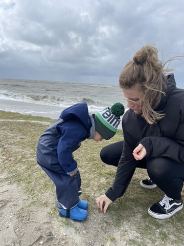 Karen am Nordseestrand mit ihrem Sohn beim Suchen von Muscheln.