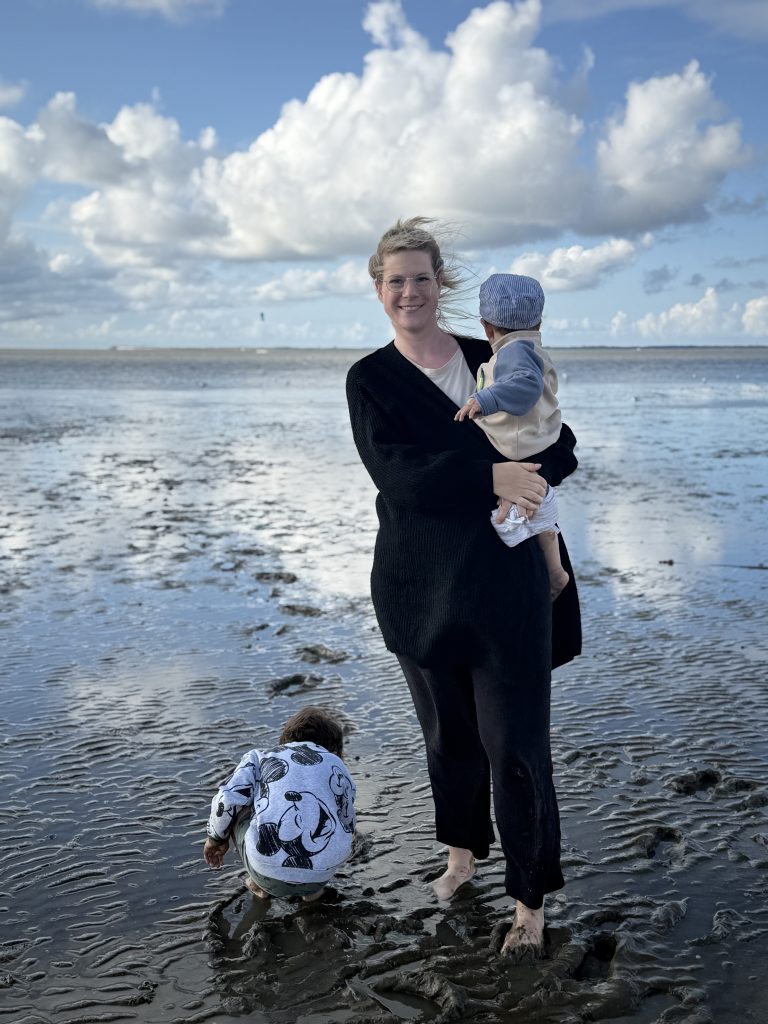 Karen mit ihren zwei Kindern im Watt.