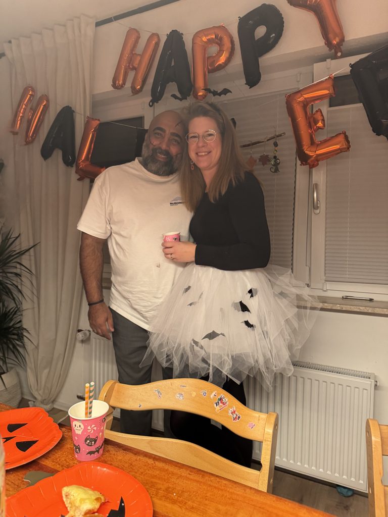 Karen und ihr Ehemann in Halloweenkostümen.