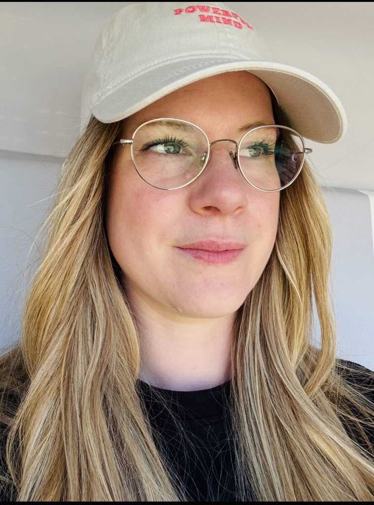 Bild von Karen, Texterin für Website und Blog in Mainz, mit Kappe