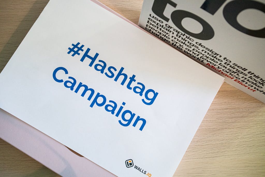 Ein Blatt Papier mit der Aufschrift "#Hashtag Campaign" in blauer Schrift.